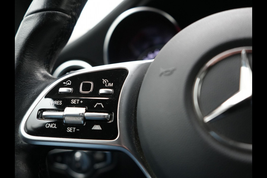Mercedes-Benz GLC 300e 4MATIC Premium Plug In Hybrid 320pk Dealer O.H PHEV | Adaptive Cruise | Trekhaak af Fabriek | 360 Camera | Night Pakket | Sidesteps | 19"L.M | Keyless | Apple Carplay | Lederen Sportstoelen Verwarmd | Navigatie |