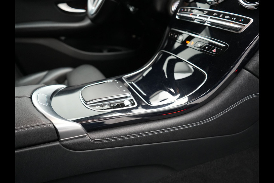 Mercedes-Benz GLC 300e 4MATIC Premium Plug In Hybrid 320pk Dealer O.H PHEV | Adaptive Cruise | Trekhaak af Fabriek | 360 Camera | Night Pakket | Sidesteps | 19"L.M | Keyless | Apple Carplay | Lederen Sportstoelen Verwarmd | Navigatie |