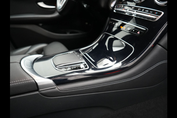 Mercedes-Benz GLC 300e 4MATIC Premium Plug In Hybrid 320pk Dealer O.H PHEV | Adaptive Cruise | Trekhaak af Fabriek | 360 Camera | Night Pakket | Sidesteps | 19"L.M | Keyless | Apple Carplay | Lederen Sportstoelen Verwarmd | Navigatie |