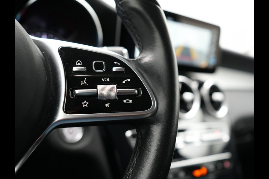 Mercedes-Benz GLC 300e 4MATIC Premium Plug In Hybrid 320pk Dealer O.H PHEV | Adaptive Cruise | Trekhaak af Fabriek | 360 Camera | Night Pakket | Sidesteps | 19"L.M | Keyless | Apple Carplay | Lederen Sportstoelen Verwarmd | Navigatie |