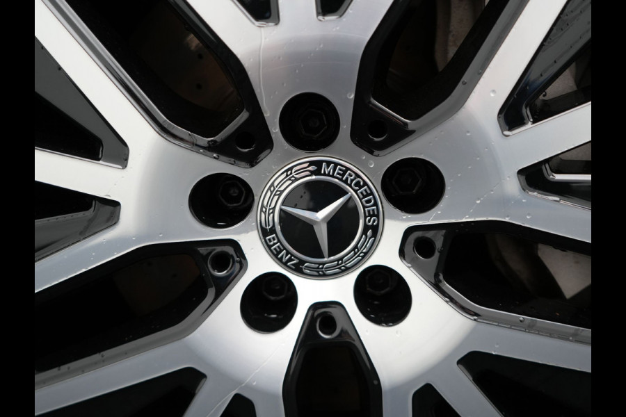 Mercedes-Benz GLC 300e 4MATIC Premium Plug In Hybrid 320pk Dealer O.H PHEV | Adaptive Cruise | Trekhaak af Fabriek | 360 Camera | Night Pakket | Sidesteps | 19"L.M | Keyless | Apple Carplay | Lederen Sportstoelen Verwarmd | Navigatie |