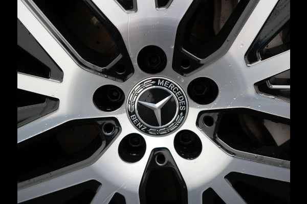 Mercedes-Benz GLC 300e 4MATIC Premium Plug In Hybrid 320pk Dealer O.H PHEV | Adaptive Cruise | Trekhaak af Fabriek | 360 Camera | Night Pakket | Sidesteps | 19"L.M | Keyless | Apple Carplay | Lederen Sportstoelen Verwarmd | Navigatie |