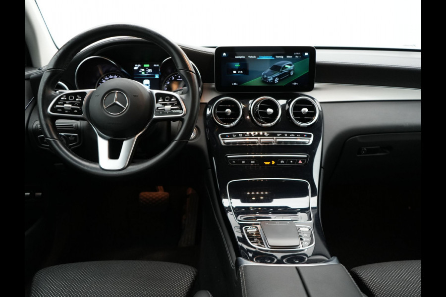 Mercedes-Benz GLC 300e 4MATIC Premium Plug In Hybrid 320pk Dealer O.H PHEV | Adaptive Cruise | Trekhaak af Fabriek | 360 Camera | Night Pakket | Sidesteps | 19"L.M | Keyless | Apple Carplay | Lederen Sportstoelen Verwarmd | Navigatie |