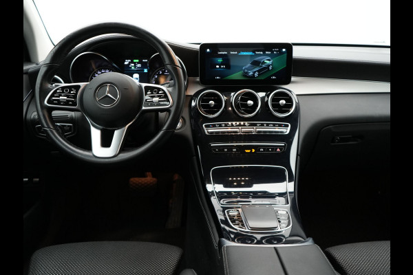 Mercedes-Benz GLC 300e 4MATIC Premium Plug In Hybrid 320pk Dealer O.H PHEV | Adaptive Cruise | Trekhaak af Fabriek | 360 Camera | Night Pakket | Sidesteps | 19"L.M | Keyless | Apple Carplay | Lederen Sportstoelen Verwarmd | Navigatie |