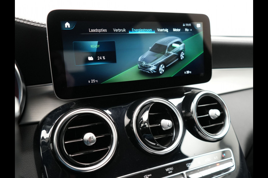 Mercedes-Benz GLC 300e 4MATIC Premium Plug In Hybrid 320pk Dealer O.H PHEV | Adaptive Cruise | Trekhaak af Fabriek | 360 Camera | Night Pakket | Sidesteps | 19"L.M | Keyless | Apple Carplay | Lederen Sportstoelen Verwarmd | Navigatie |