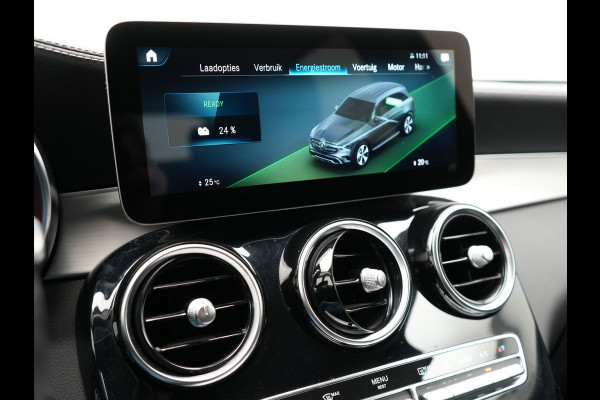 Mercedes-Benz GLC 300e 4MATIC Premium Plug In Hybrid 320pk Dealer O.H PHEV | Adaptive Cruise | Trekhaak af Fabriek | 360 Camera | Night Pakket | Sidesteps | 19"L.M | Keyless | Apple Carplay | Lederen Sportstoelen Verwarmd | Navigatie |