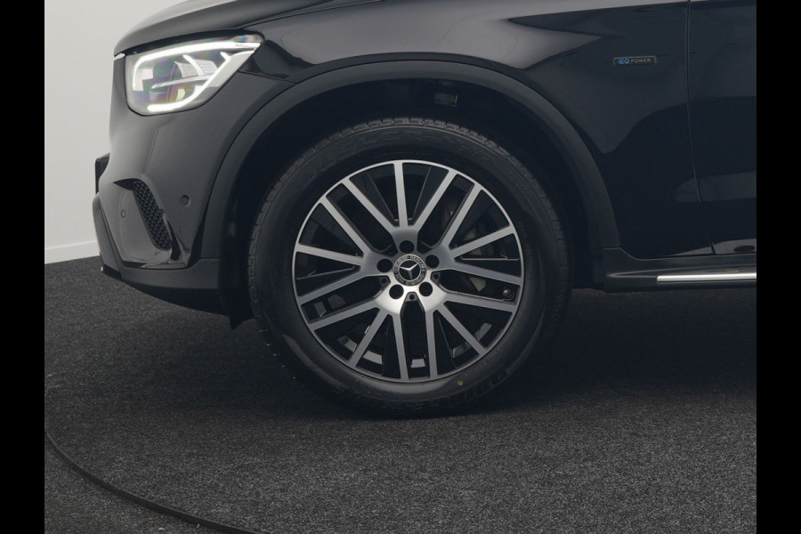 Mercedes-Benz GLC 300e 4MATIC Premium Plug In Hybrid 320pk Dealer O.H PHEV | Adaptive Cruise | Trekhaak af Fabriek | 360 Camera | Night Pakket | Sidesteps | 19"L.M | Keyless | Apple Carplay | Lederen Sportstoelen Verwarmd | Navigatie |