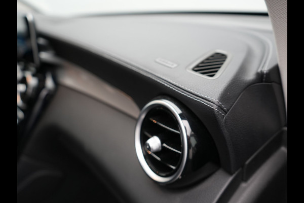 Mercedes-Benz GLC 300e 4MATIC Premium Plug In Hybrid 320pk Dealer O.H PHEV | Adaptive Cruise | Trekhaak af Fabriek | 360 Camera | Night Pakket | Sidesteps | 19"L.M | Keyless | Apple Carplay | Lederen Sportstoelen Verwarmd | Navigatie |