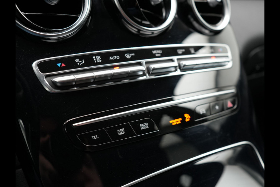 Mercedes-Benz GLC 300e 4MATIC Premium Plug In Hybrid 320pk Dealer O.H PHEV | Adaptive Cruise | Trekhaak af Fabriek | 360 Camera | Night Pakket | Sidesteps | 19"L.M | Keyless | Apple Carplay | Lederen Sportstoelen Verwarmd | Navigatie |