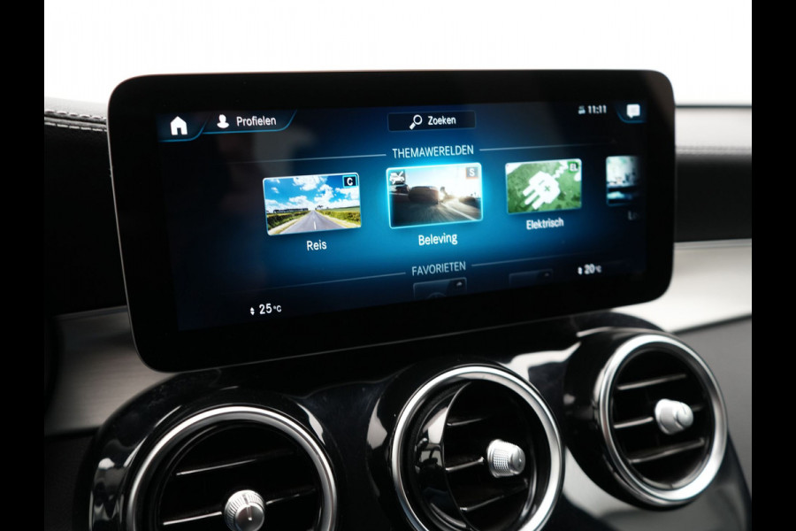 Mercedes-Benz GLC 300e 4MATIC Premium Plug In Hybrid 320pk Dealer O.H PHEV | Adaptive Cruise | Trekhaak af Fabriek | 360 Camera | Night Pakket | Sidesteps | 19"L.M | Keyless | Apple Carplay | Lederen Sportstoelen Verwarmd | Navigatie |