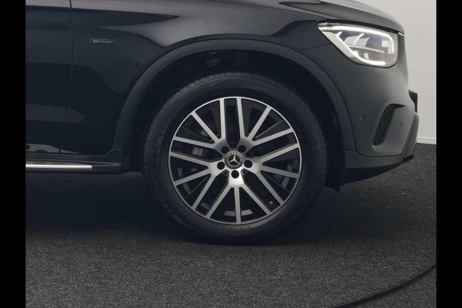 Mercedes-Benz GLC 300e 4MATIC Premium Plug In Hybrid 320pk Dealer O.H PHEV | Adaptive Cruise | Trekhaak af Fabriek | 360 Camera | Night Pakket | Sidesteps | 19"L.M | Keyless | Apple Carplay | Lederen Sportstoelen Verwarmd | Navigatie |