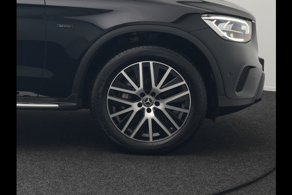 Mercedes-Benz GLC 300e 4MATIC Premium Plug In Hybrid 320pk Dealer O.H PHEV | Adaptive Cruise | Trekhaak af Fabriek | 360 Camera | Night Pakket | Sidesteps | 19"L.M | Keyless | Apple Carplay | Lederen Sportstoelen Verwarmd | Navigatie |
