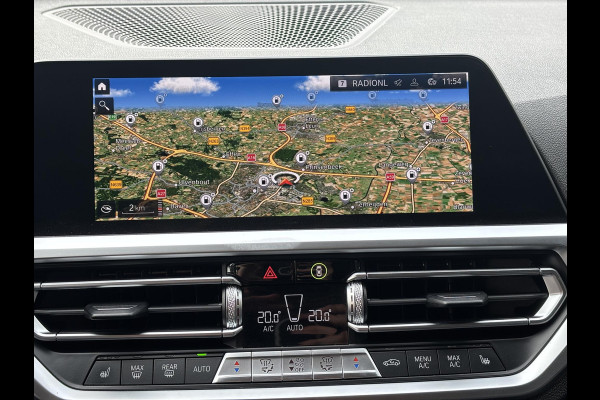 BMW 3 Serie Touring 330i xDrive High Executive M Sport Pakket Automaat / Live Cockpit Professional / Panoramadak / Trekhaak / Leder / Apple CarPlay / Harman Kardon / 19 Inch / Shadow Line / Laserlicht / Head-Up Display / M Sportremsysteem / Adaptief M-onderstel