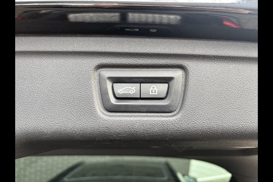 BMW 3 Serie Touring 330i xDrive High Executive M Sport Pakket Automaat / Live Cockpit Professional / Panoramadak / Trekhaak / Leder / Apple CarPlay / Harman Kardon / 19 Inch / Shadow Line / Laserlicht / Head-Up Display / M Sportremsysteem / Adaptief M-onderstel
