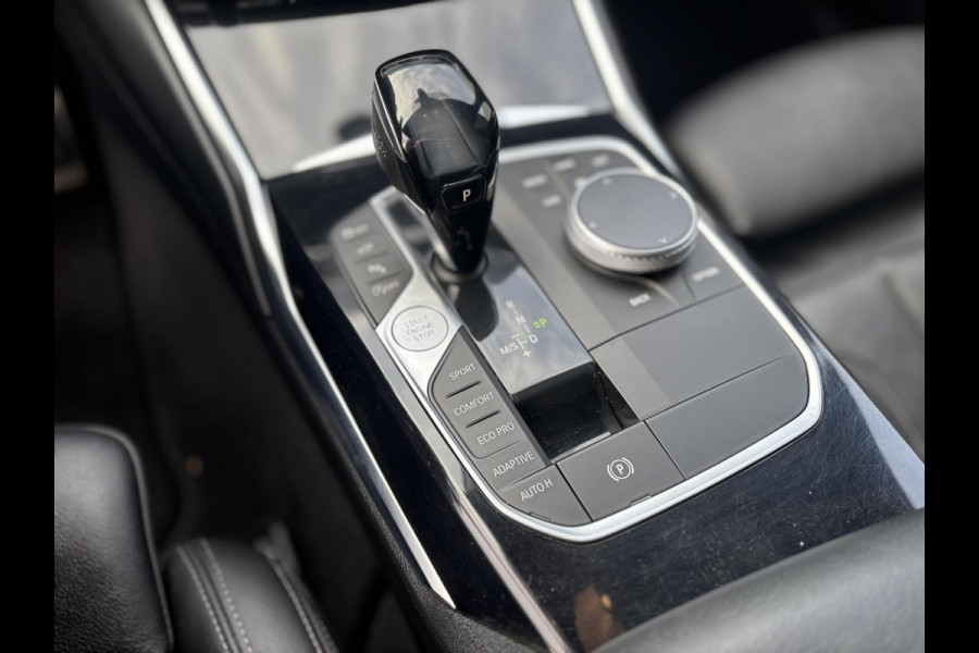 BMW 3 Serie Touring 330i xDrive High Executive M Sport Pakket Automaat / Live Cockpit Professional / Panoramadak / Trekhaak / Leder / Apple CarPlay / Harman Kardon / 19 Inch / Shadow Line / Laserlicht / Head-Up Display / M Sportremsysteem / Adaptief M-onderstel