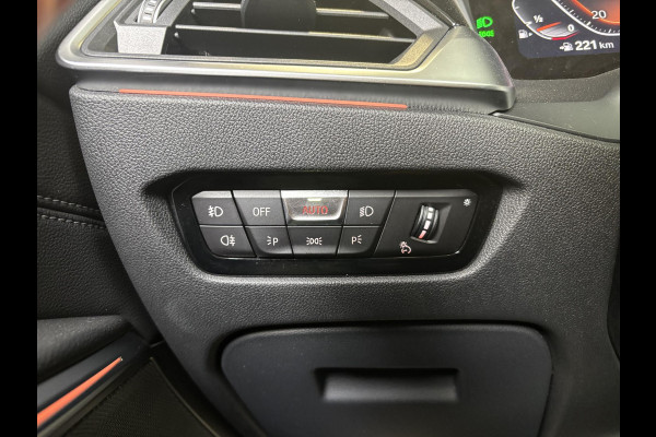 BMW 3 Serie Touring 330i xDrive High Executive M Sport Pakket Automaat / Live Cockpit Professional / Panoramadak / Trekhaak / Leder / Apple CarPlay / Harman Kardon / 19 Inch / Shadow Line / Laserlicht / Head-Up Display / M Sportremsysteem / Adaptief M-onderstel