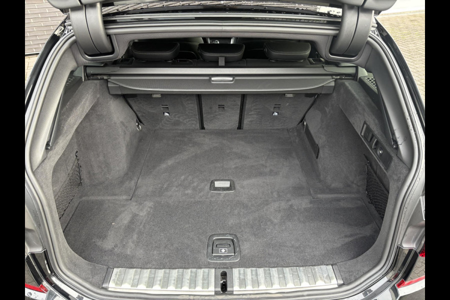 BMW 3 Serie Touring 330i xDrive High Executive M Sport Pakket Automaat / Live Cockpit Professional / Panoramadak / Trekhaak / Leder / Apple CarPlay / Harman Kardon / 19 Inch / Shadow Line / Laserlicht / Head-Up Display / M Sportremsysteem / Adaptief M-onderstel