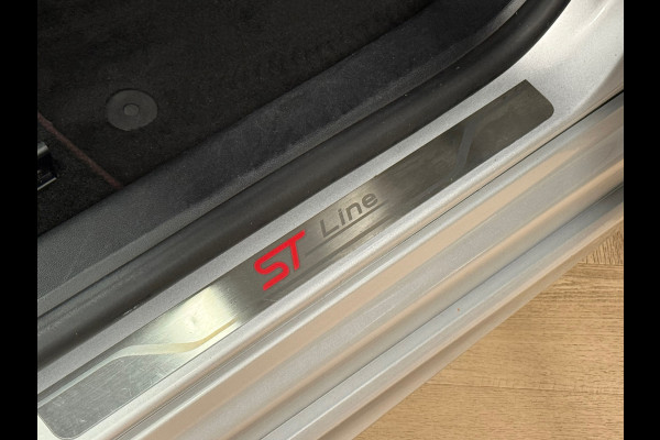 Ford Focus 1.0 EcoBoost ST Line PANO NAVI PDC LED B&O SOUND KEYLESS PDC V+A