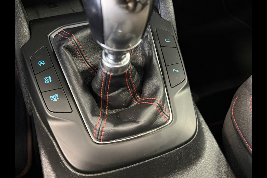 Ford Focus 1.0 EcoBoost ST Line PANO NAVI PDC LED B&O SOUND KEYLESS PDC V+A