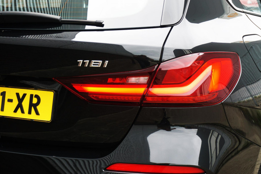 BMW 1-serie 118i 140PK Sport-line/Panodak/Camera/ParkingPack/ Dealeronderhouden.