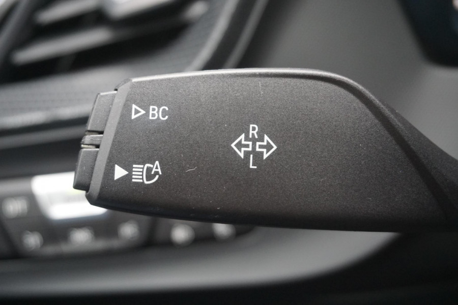 BMW 1-serie 118i 140PK Sport-line/Panodak/Camera/ParkingPack/ Dealeronderhouden.