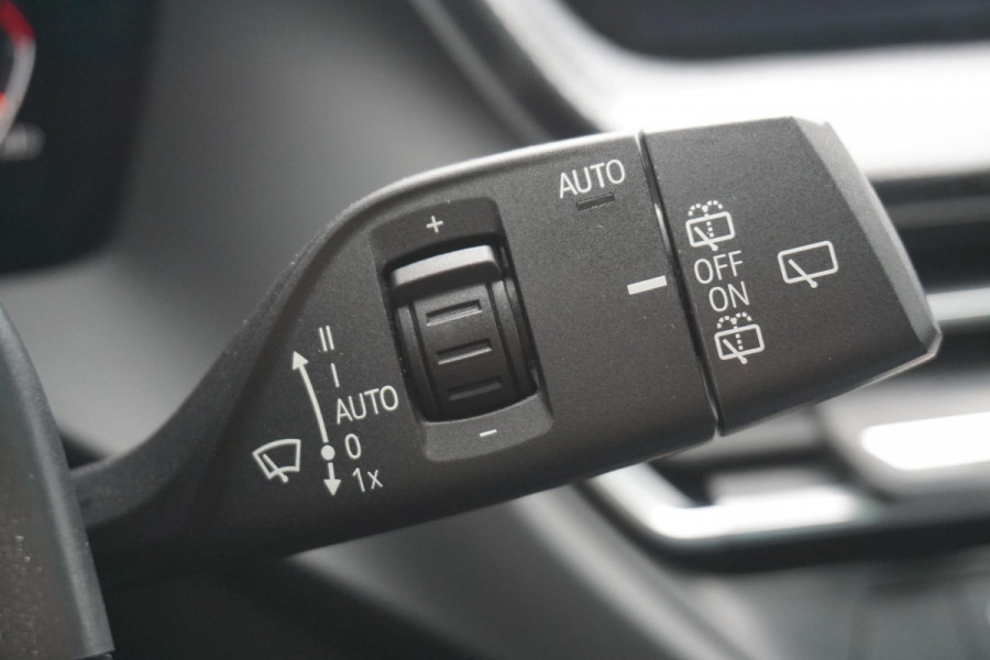 BMW 1-serie 118i 140PK Sport-line/Panodak/Camera/ParkingPack/ Dealeronderhouden.