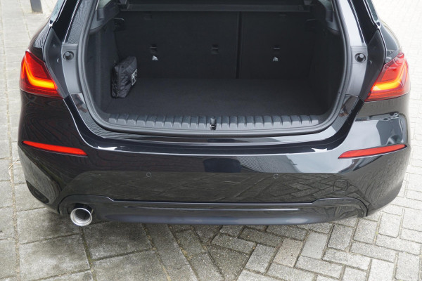 BMW 1-serie 118i 140PK Sport-line/Panodak/Camera/ParkingPack/ Dealeronderhouden.