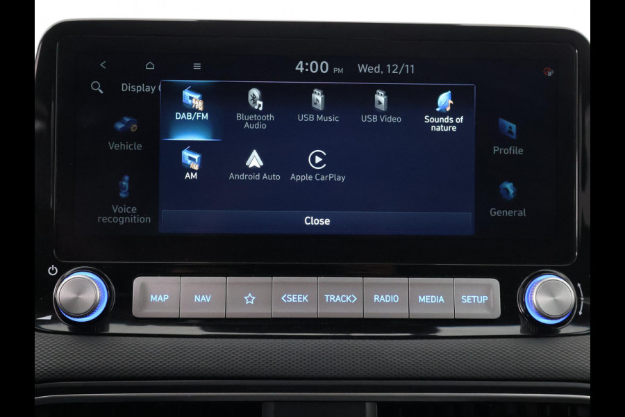 Hyundai Kona PRIMIUM EV 64 KWH 1e EIG ACCU 92% GARANTIE 10-2030 BEREIK 466 KM ! LEDER. STUUR/STOEL VERWARMING.DODE HOEK DETECTIE