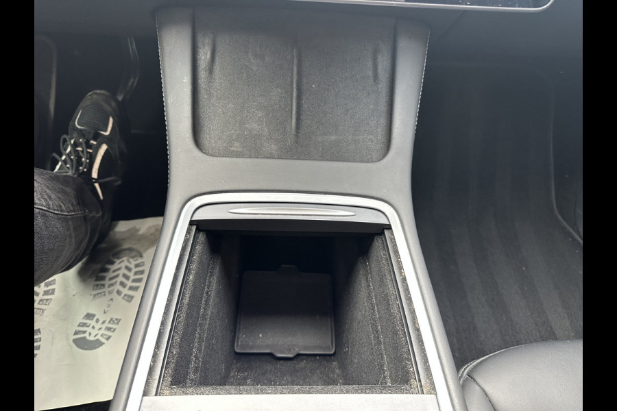 Tesla Model Y Long Range AWD 75 kWh DUAL MOTOR  / AUTOPILOT / TREKHAAK / STOEL & STUURVERW / PANO