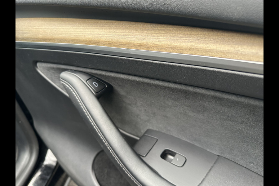 Tesla Model Y Long Range AWD 75 kWh DUAL MOTOR  / AUTOPILOT / TREKHAAK / STOEL & STUURVERW / PANO