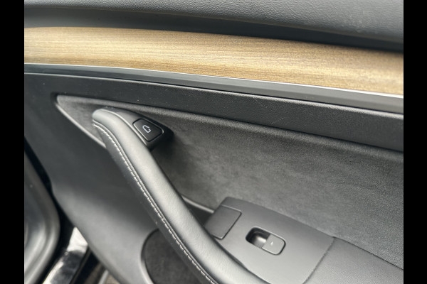 Tesla Model Y Long Range AWD 75 kWh DUAL MOTOR  / AUTOPILOT / TREKHAAK / STOEL & STUURVERW / PANO