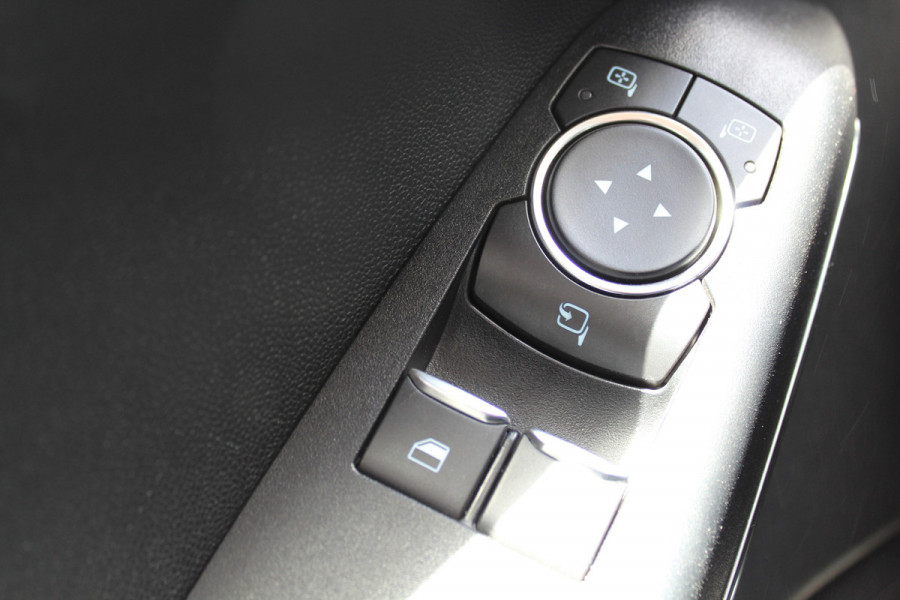 Ford Fiesta 1.0-100pk EcoBoost Titanium 5drs. Uiterst nette, luxe en zuinige Ford Fiesta. Voalautm. airco, Cruise control, Navigatie, LM wielen, Metallic lak, Parkeersensoren achter, Telefoonvoorb., Lane assist etc.