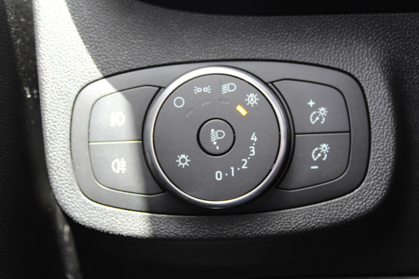 Ford Fiesta 1.0-100pk EcoBoost Titanium 5drs. Uiterst nette, luxe en zuinige Ford Fiesta. Voalautm. airco, Cruise control, Navigatie, LM wielen, Metallic lak, Parkeersensoren achter, Telefoonvoorb., Lane assist etc.