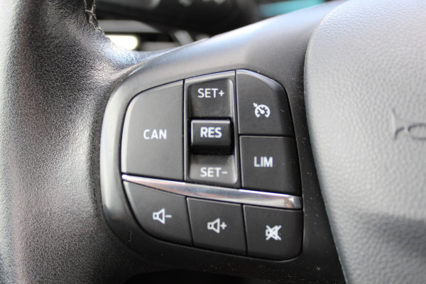 Ford Fiesta 1.0-100pk EcoBoost Titanium 5drs. Uiterst nette, luxe en zuinige Ford Fiesta. Voalautm. airco, Cruise control, Navigatie, LM wielen, Metallic lak, Parkeersensoren achter, Telefoonvoorb., Lane assist etc.