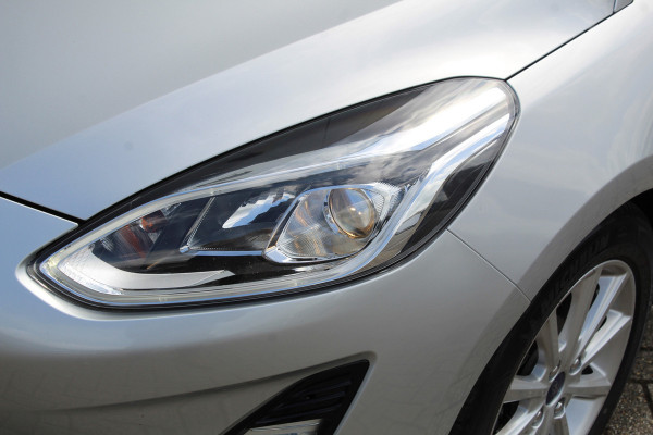 Ford Fiesta 1.0-100pk EcoBoost Titanium 5drs. Uiterst nette, luxe en zuinige Ford Fiesta. Voalautm. airco, Cruise control, Navigatie, LM wielen, Metallic lak, Parkeersensoren achter, Telefoonvoorb., Lane assist etc.