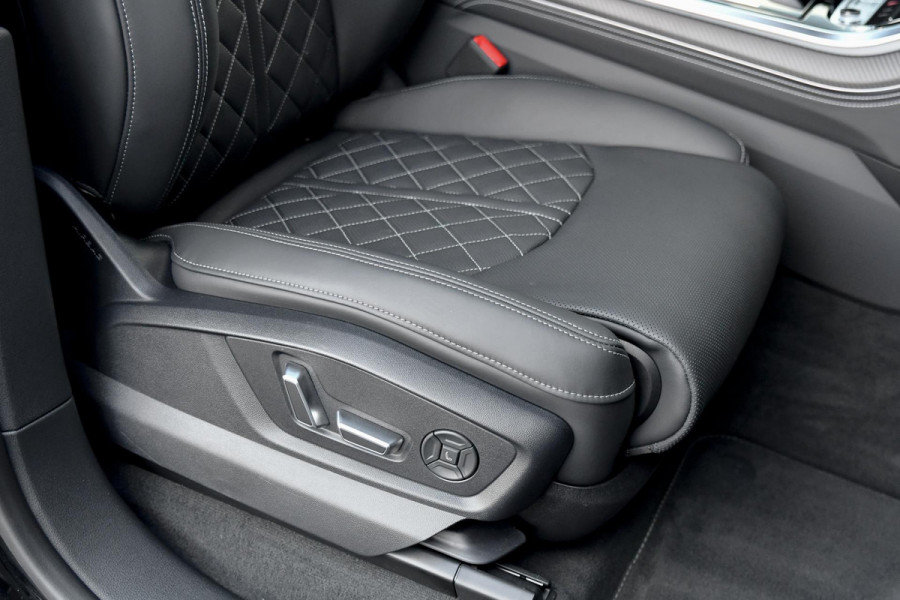 Audi Q8 60 TFSI e quattro Pro Line S Competition. RS Zetels, Massage, Carbon, 4W sturing, Softcl, Pano, Koeling, HUD, B&O, Trekh!