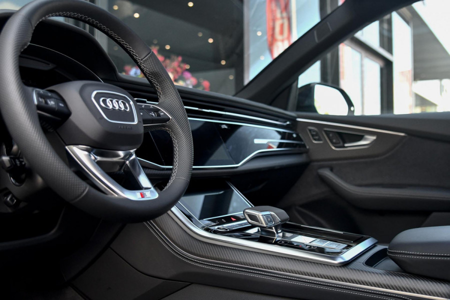 Audi Q8 60 TFSI e quattro Pro Line S Competition. RS Zetels, Massage, Carbon, 4W sturing, Softcl, Pano, Koeling, HUD, B&O, Trekh!