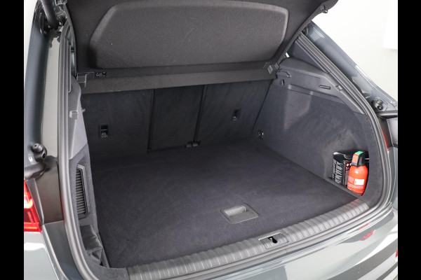 Audi Q3 45 TFSI e Business Edition 245 pk S-tronic | Navigatie | Parkeersensoren | Adaptieve cruise control | LED koplampen | Lichtmetalen velgen 18" |