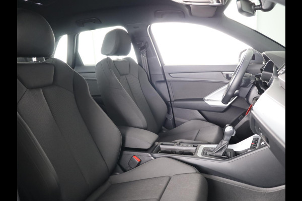 Audi Q3 45 TFSI e Business Edition 245 pk S-tronic | Navigatie | Parkeersensoren | Adaptieve cruise control | LED koplampen | Lichtmetalen velgen 18" |