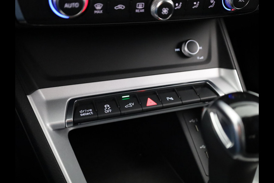 Audi Q3 45 TFSI e Business Edition 245 pk S-tronic | Navigatie | Parkeersensoren | Adaptieve cruise control | LED koplampen | Lichtmetalen velgen 18" |
