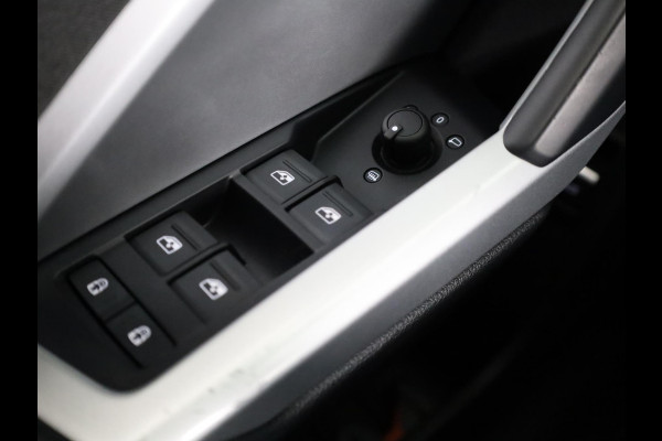 Audi Q3 45 TFSI e Business Edition 245 pk S-tronic | Navigatie | Parkeersensoren | Adaptieve cruise control | LED koplampen | Lichtmetalen velgen 18" |