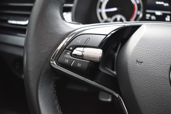Škoda SCALA 1.0 TSI Ambition Automaat Carplay Navigatie Front/lane assist Stoelverwarming Parkeer sensoren