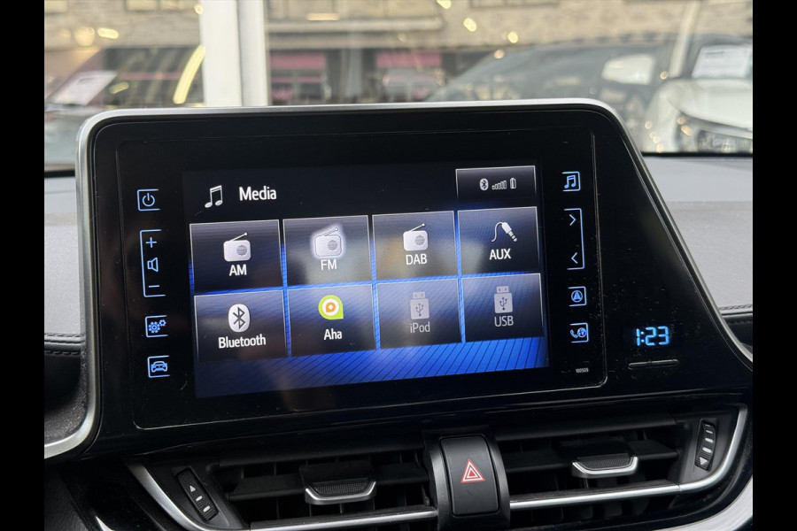 Toyota C-HR 1.8 Hybrid Dynamic | Navigatie, Dodehoekherkenning, Parkeersensoren, Stoelverwarming, Chroom pakket!