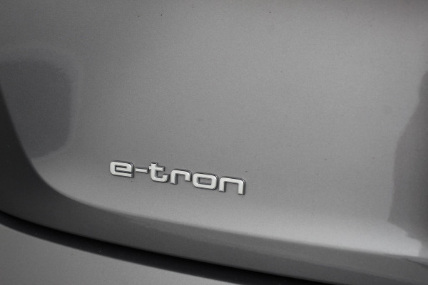 Audi e-tron e-tron 55 quattro advanced Pro Line Plus 360pk! | Navigatie | Climate Control | Electrisch bedienbare achterklep | Camera | Alcantara