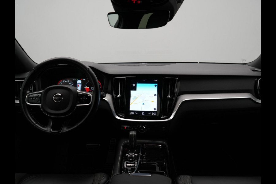Volvo V60 T6 Recharge AWD R-Design Plug In Hybrid 340pk Dealer O.H. PHEV | Trekhaak Af Fabriek | Adaptive Cruise | Camera | Harman & Kardon | Lederen Sportstoelen Memory & Verwarmd | Apple Carplay | Navigatie | Stuur Verwarmd | Blis | Keyless | DAB |