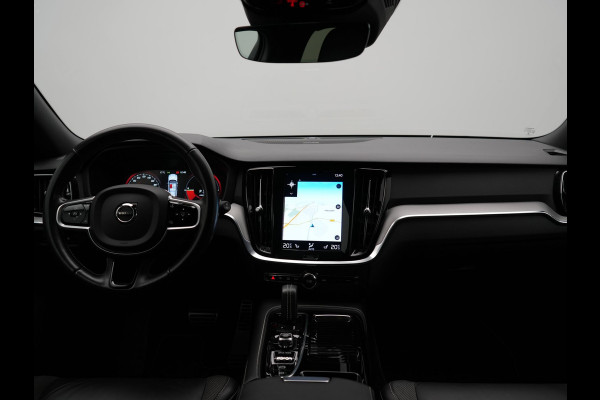 Volvo V60 T6 Recharge AWD R-Design Plug In Hybrid 340pk Dealer O.H. PHEV | Trekhaak Af Fabriek | Adaptive Cruise | Camera | Harman & Kardon | Lederen Sportstoelen Memory & Verwarmd | Apple Carplay | Navigatie | Stuur Verwarmd | Blis | Keyless | DAB |