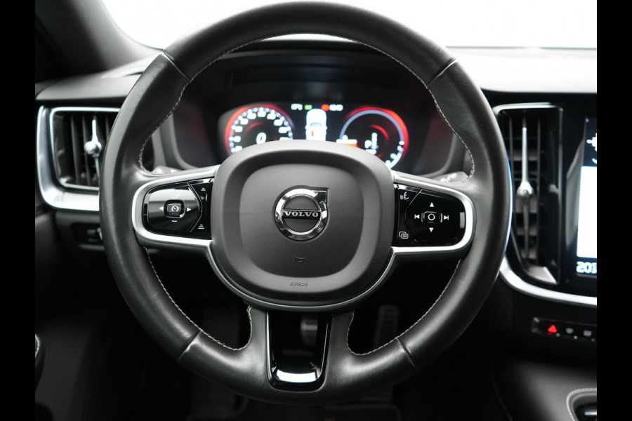Volvo V60 T6 Recharge AWD R-Design Plug In Hybrid 340pk Dealer O.H. PHEV | Trekhaak Af Fabriek | Adaptive Cruise | Camera | Harman & Kardon | Lederen Sportstoelen Memory & Verwarmd | Apple Carplay | Navigatie | Stuur Verwarmd | Blis | Keyless | DAB |