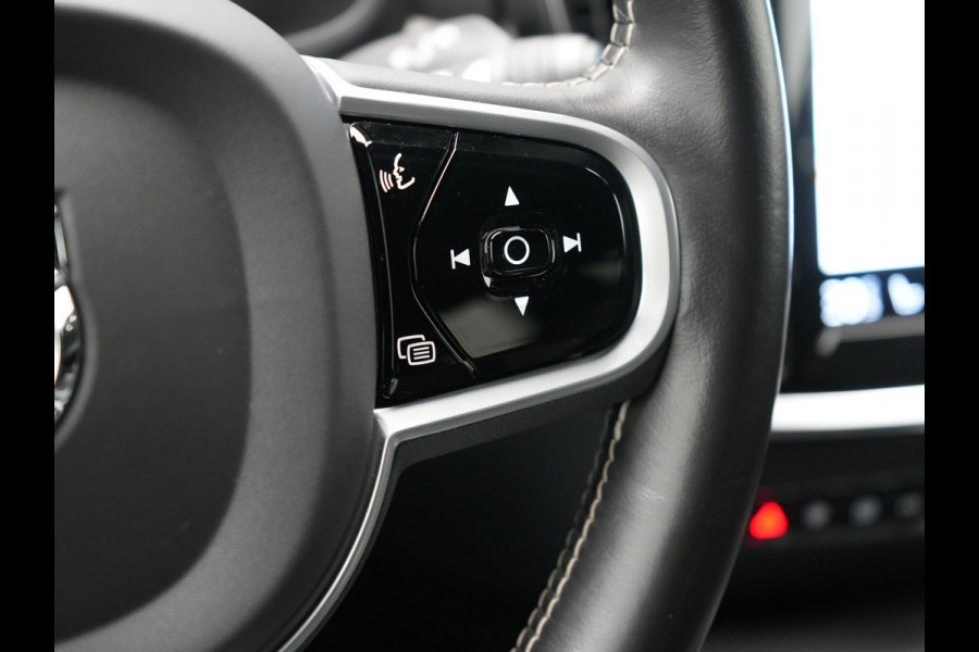 Volvo V60 T6 Recharge AWD R-Design Plug In Hybrid 340pk Dealer O.H. PHEV | Trekhaak Af Fabriek | Adaptive Cruise | Camera | Harman & Kardon | Lederen Sportstoelen Memory & Verwarmd | Apple Carplay | Navigatie | Stuur Verwarmd | Blis | Keyless | DAB |