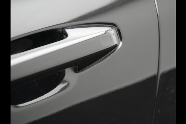 Volvo V60 T6 Recharge AWD R-Design Plug In Hybrid 340pk Dealer O.H. PHEV | Trekhaak Af Fabriek | Adaptive Cruise | Camera | Harman & Kardon | Lederen Sportstoelen Memory & Verwarmd | Apple Carplay | Navigatie | Stuur Verwarmd | Blis | Keyless | DAB |