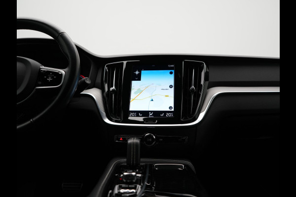 Volvo V60 T6 Recharge AWD R-Design Plug In Hybrid 340pk Dealer O.H. PHEV | Trekhaak Af Fabriek | Adaptive Cruise | Camera | Harman & Kardon | Lederen Sportstoelen Memory & Verwarmd | Apple Carplay | Navigatie | Stuur Verwarmd | Blis | Keyless | DAB |